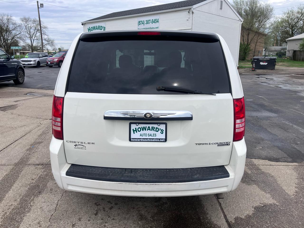 Chrysler Town & Country LX 2010