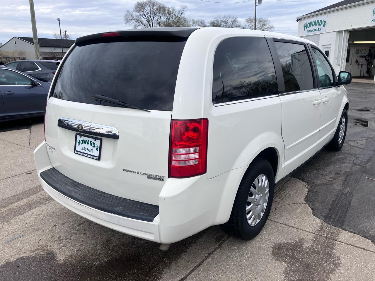 Chrysler Town & Country LX 2010