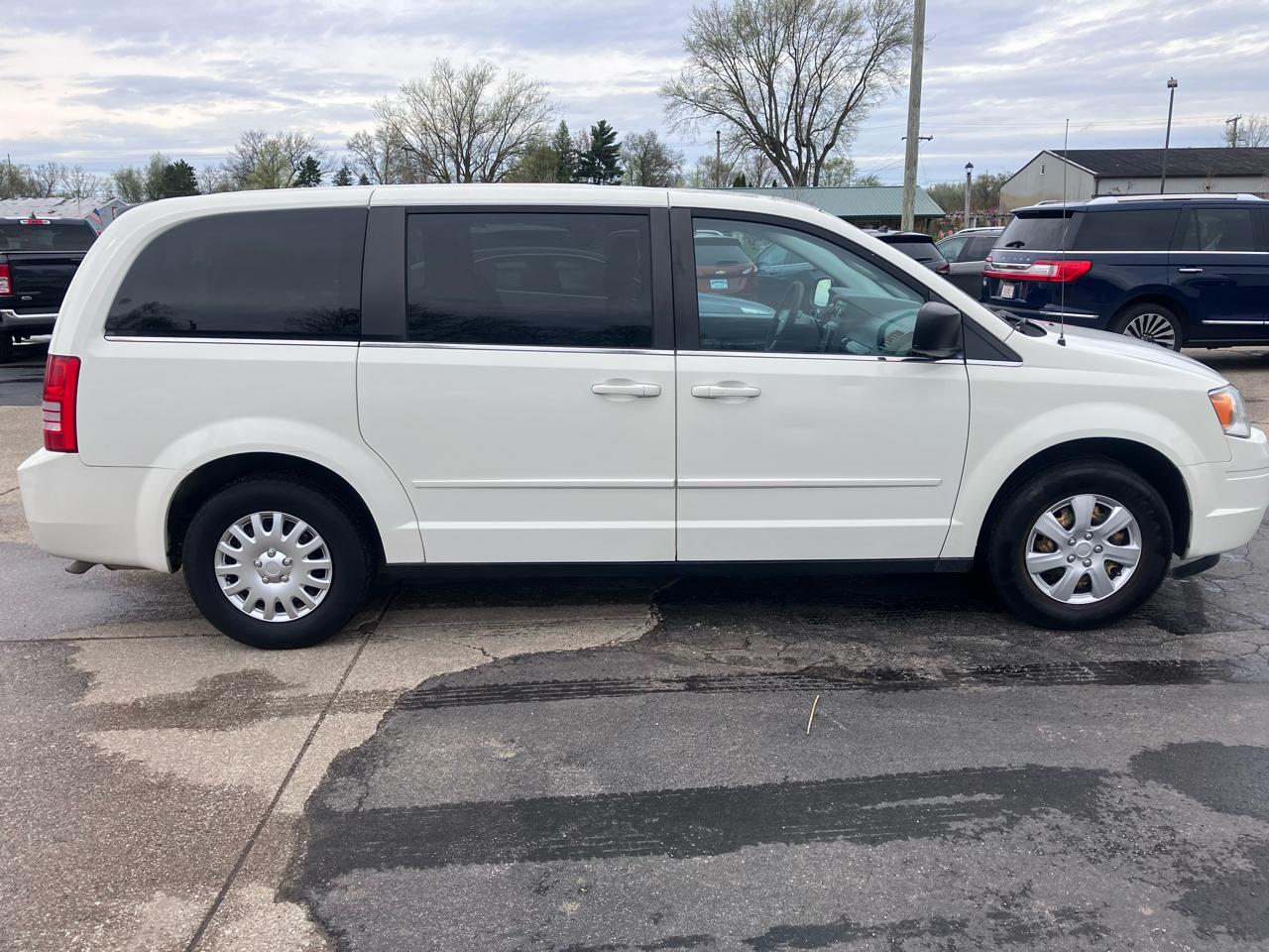 Chrysler Town & Country LX 2010