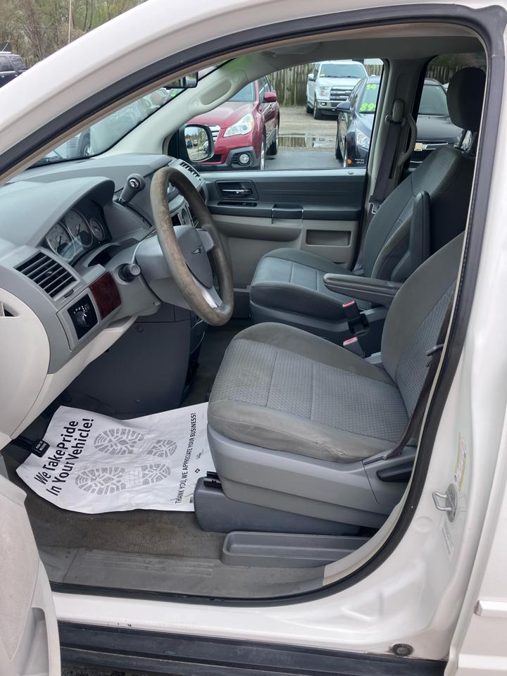 Chrysler Town & Country LX 2010