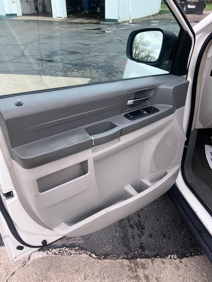 Chrysler Town & Country LX 2010