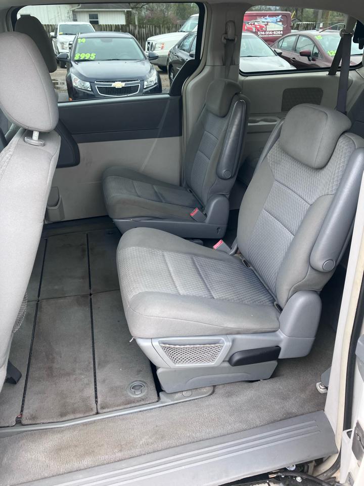 Chrysler Town & Country LX 2010