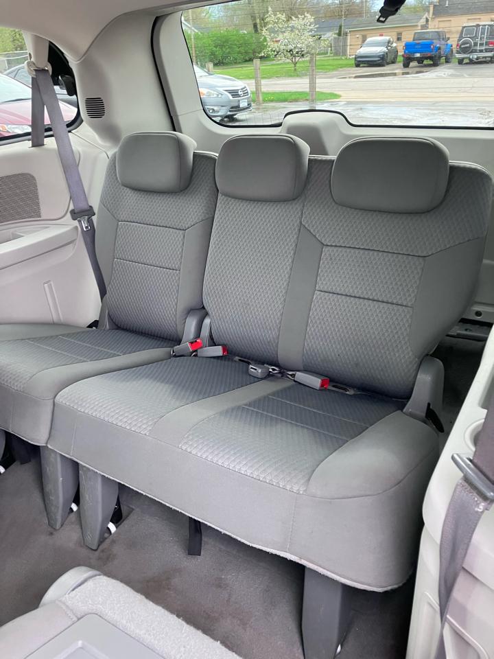 Chrysler Town & Country LX 2010