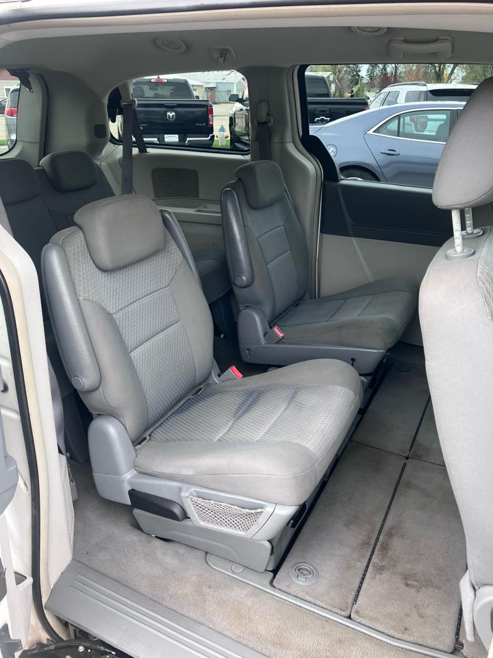 Chrysler Town & Country LX 2010