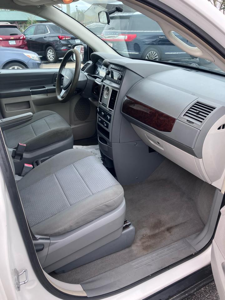 Chrysler Town & Country LX 2010