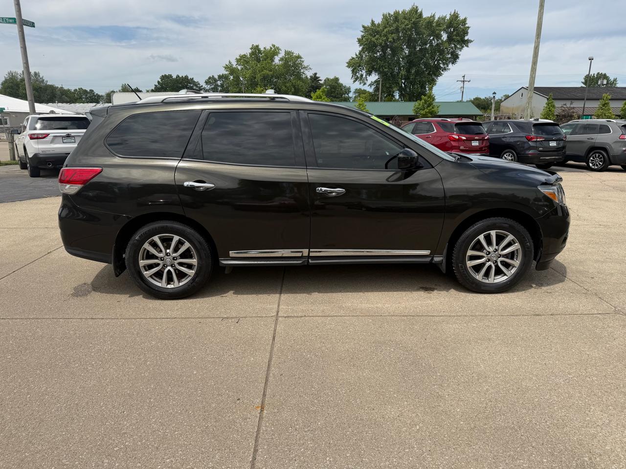 Nissan Pathfinder SV 4WD 2015