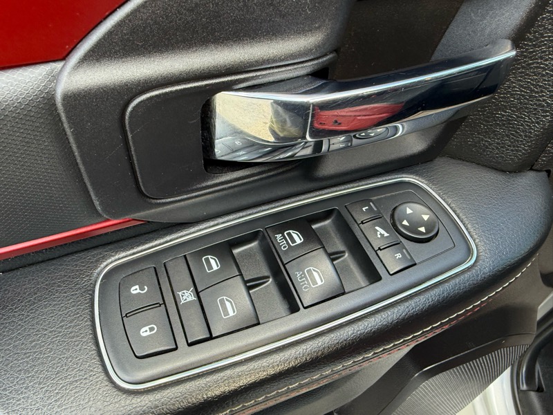 RAM 1500 4WD Crew Cab 140.5" Rebel 2016 RAM 1500 4WD Crew Cab 140.5" Rebel 2016