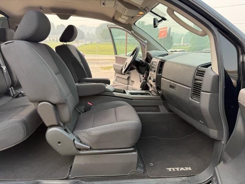 Nissan Titan XE King Cab 4WD SWB 2010
