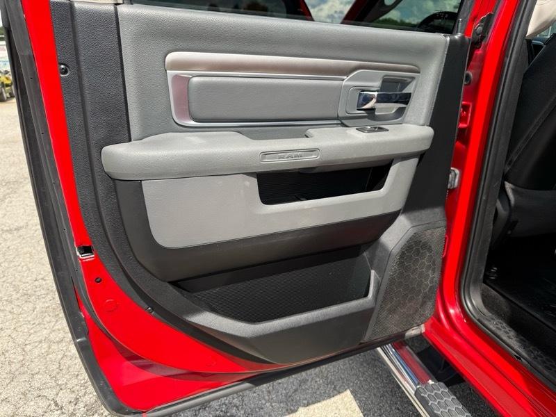RAM 1500 Big Horn Crew Cab 4WD 2016