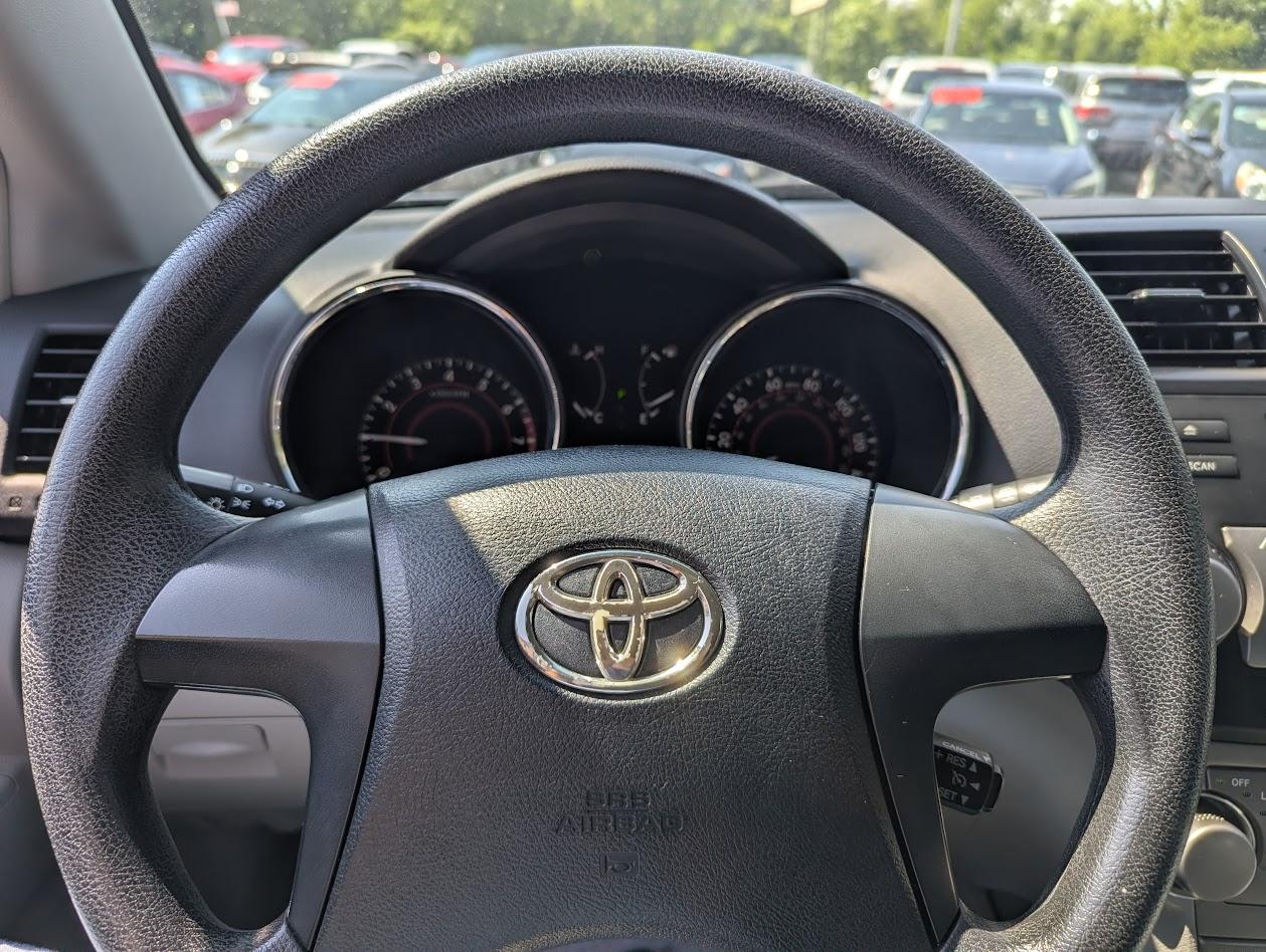 Toyota Highlander Base 4WD 2010