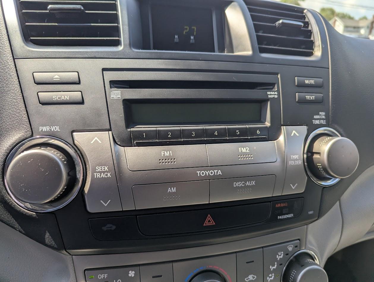 Toyota Highlander Base 4WD 2010