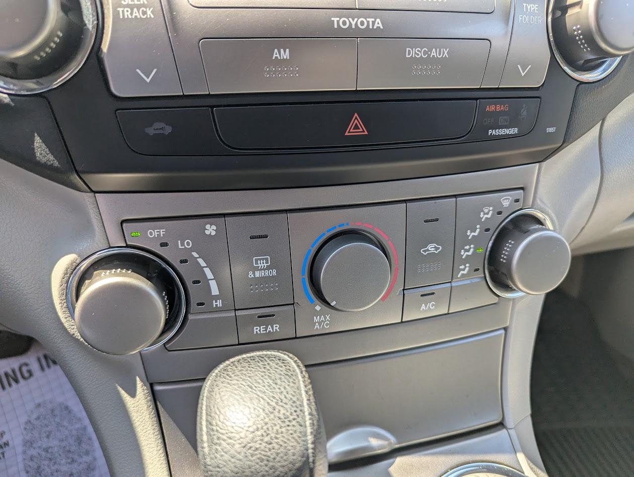 Toyota Highlander Base 4WD 2010