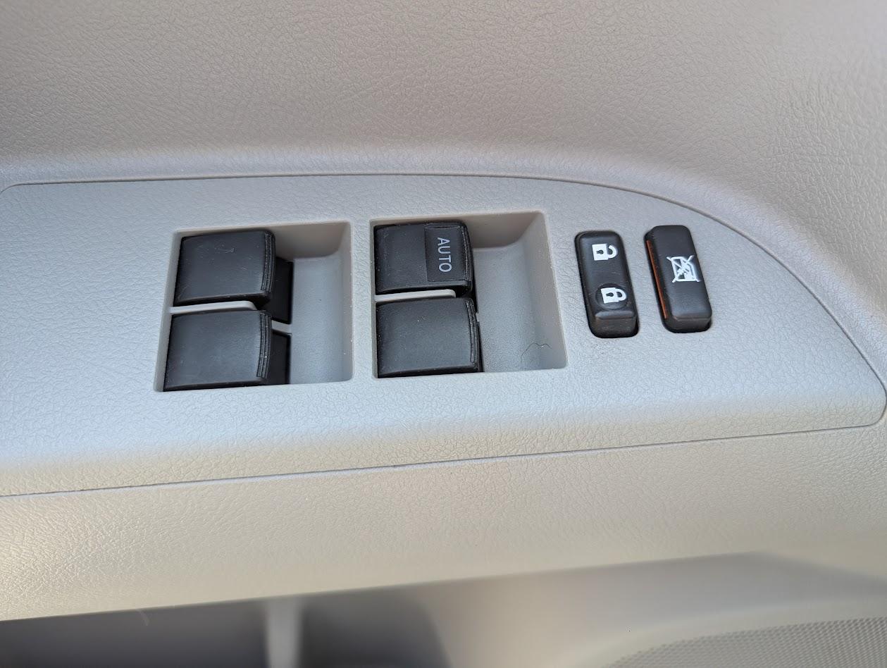 Toyota Highlander Base 4WD 2010