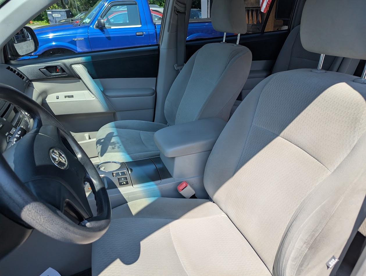 Toyota Highlander Base 4WD 2010
