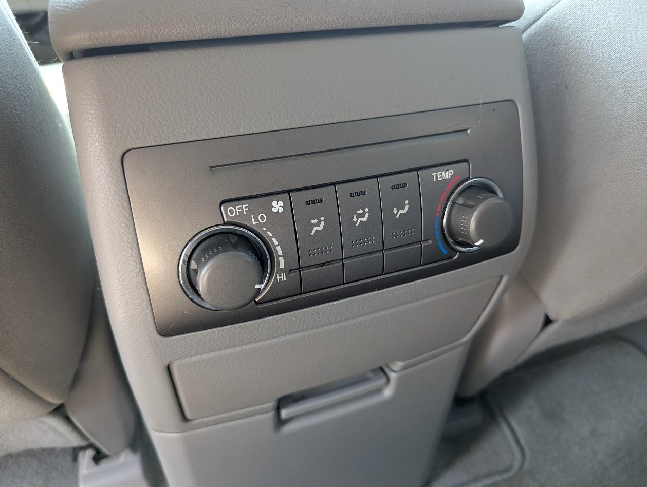 Toyota Highlander Base 4WD 2010