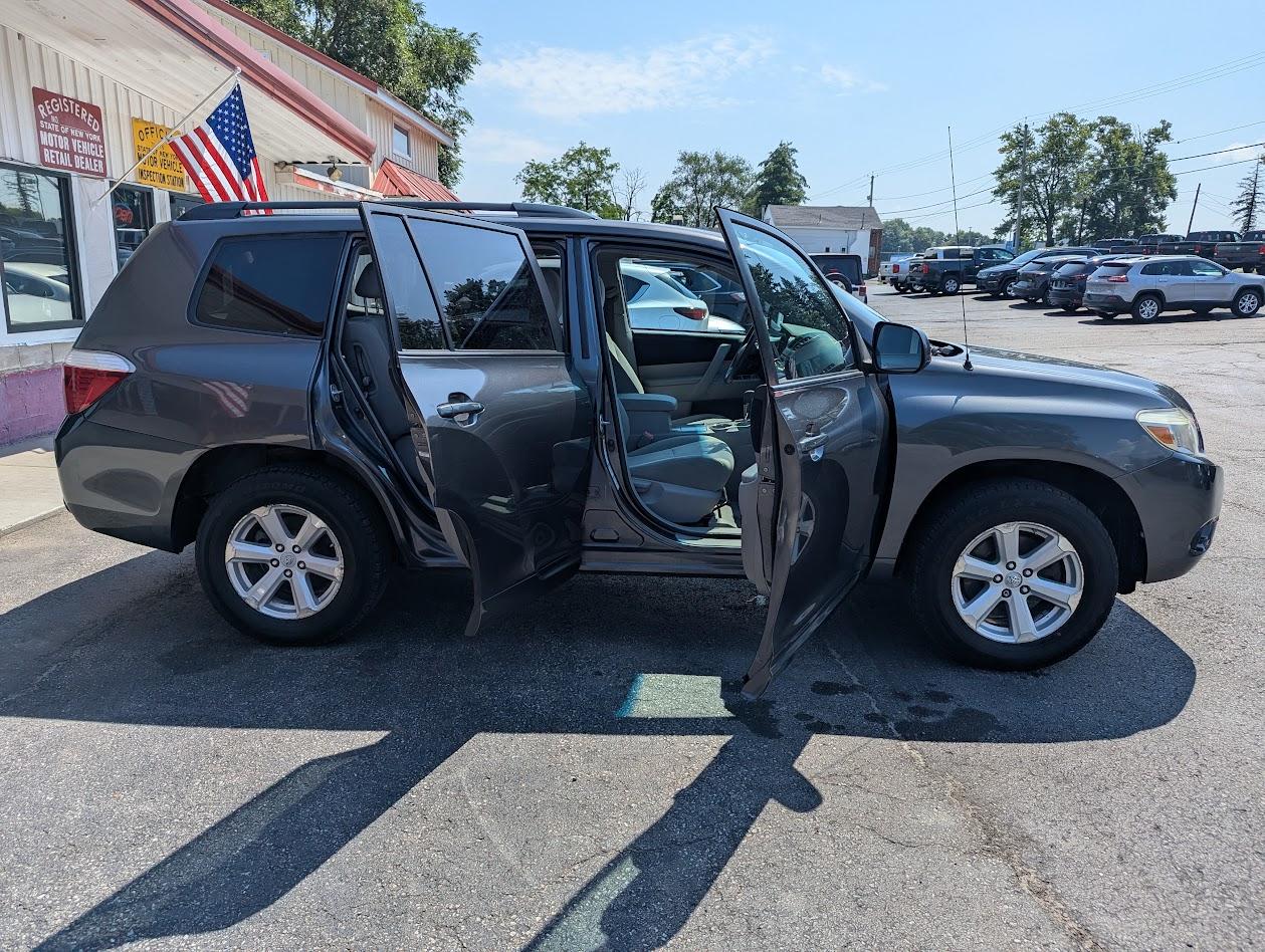 Toyota Highlander Base 4WD 2010