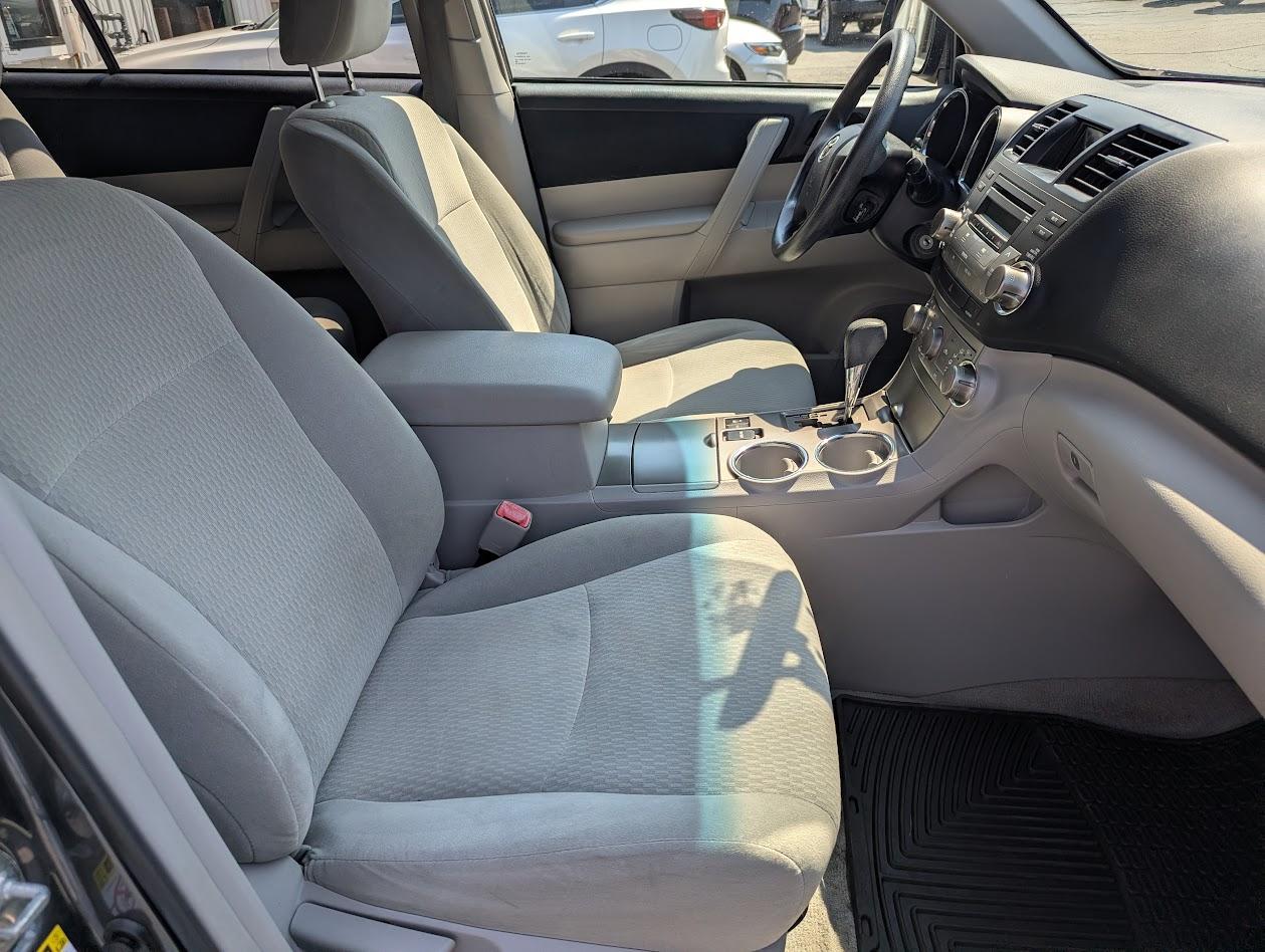 Toyota Highlander Base 4WD 2010