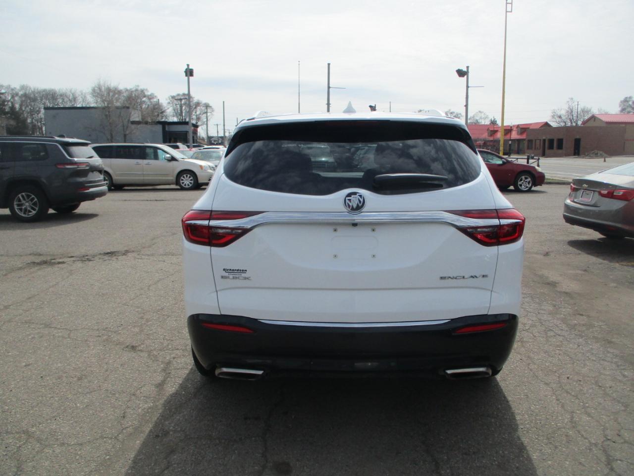 Buick Enclave Essence FWD 2018