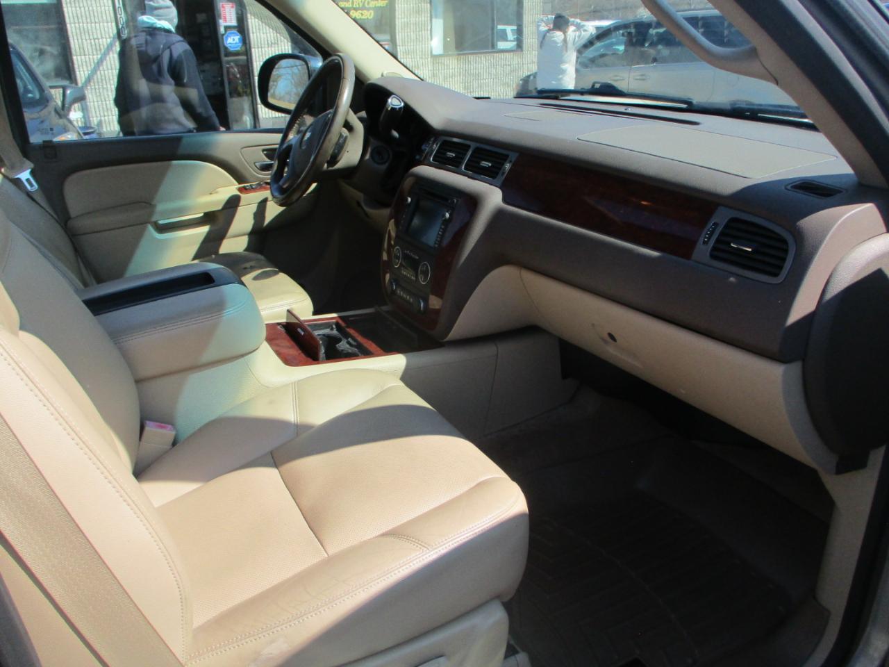 Chevrolet Suburban LTZ 1500 4WD 2011