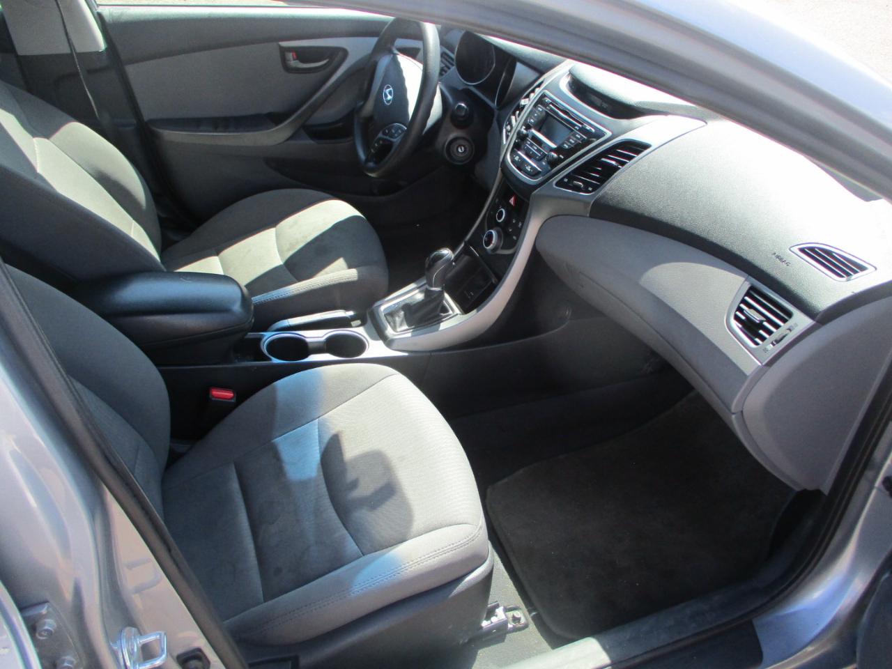 Hyundai Elantra SE 6AT 2015