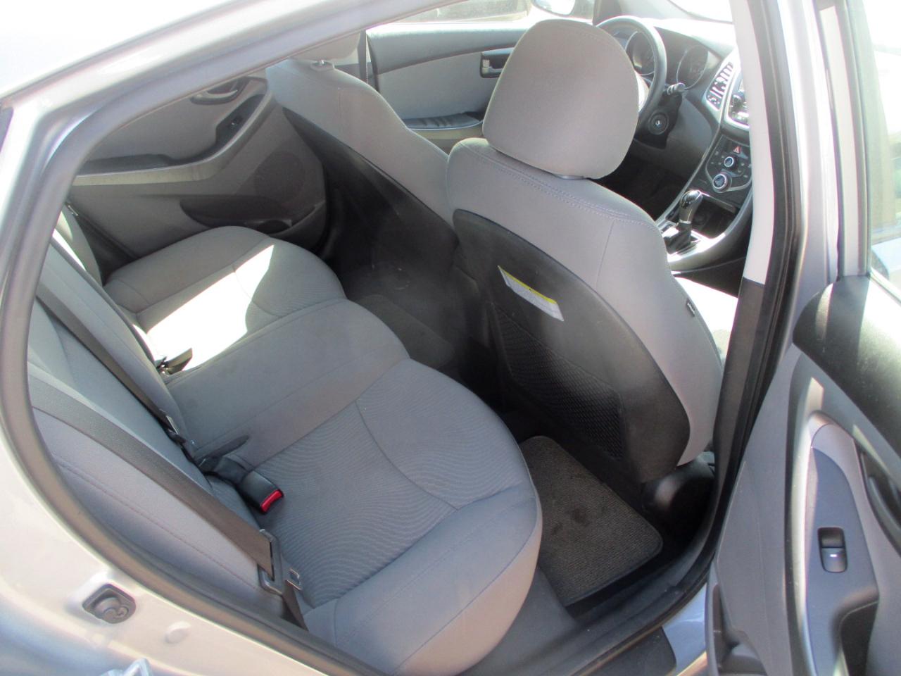 Hyundai Elantra SE 6AT 2015