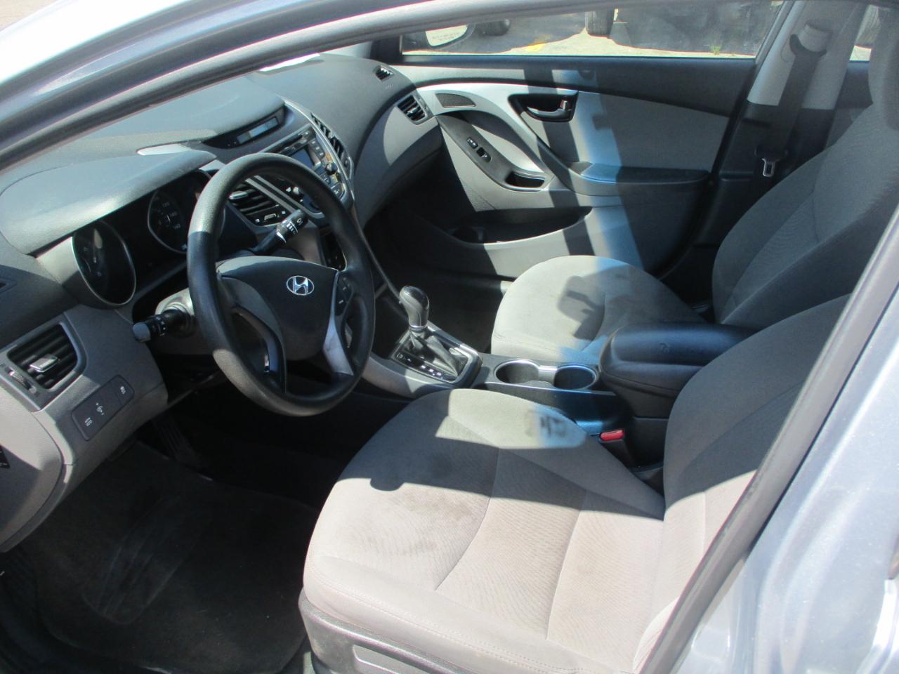 Hyundai Elantra SE 6AT 2015