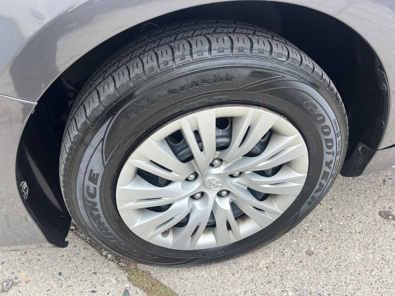 Toyota Camry 4dr Sdn I4 Auto XLE (Natl) 2013