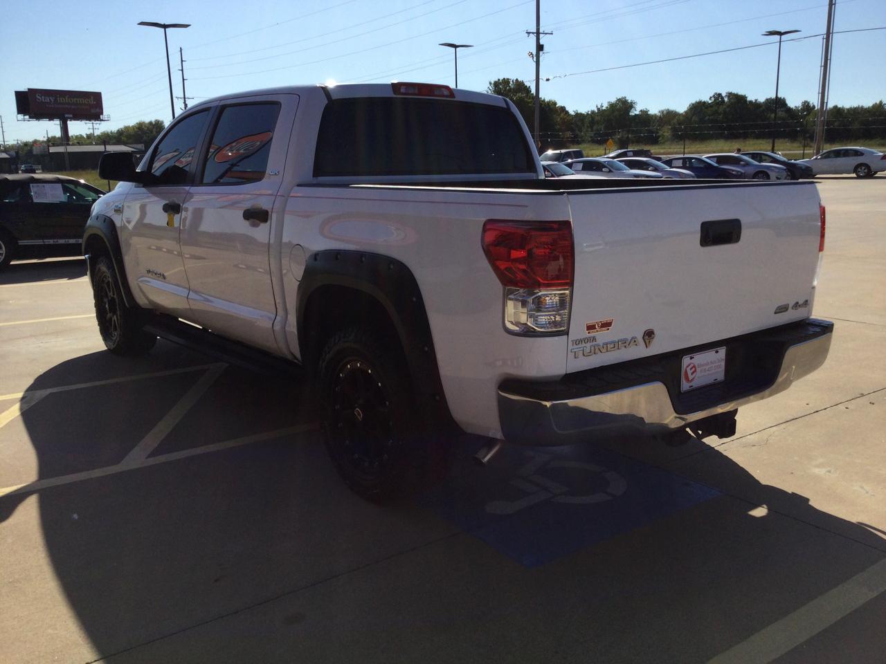 Toyota Tundra 4WD Truck CrewMax 5.7L FFV V8 6-Spd AT (Natl) 2012