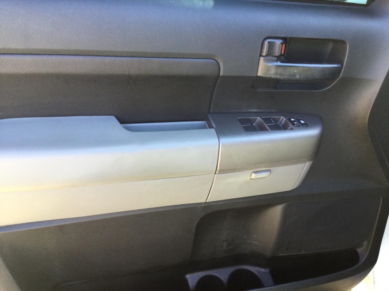 Toyota Tundra 4WD Truck CrewMax 5.7L FFV V8 6-Spd AT (Natl) 2012