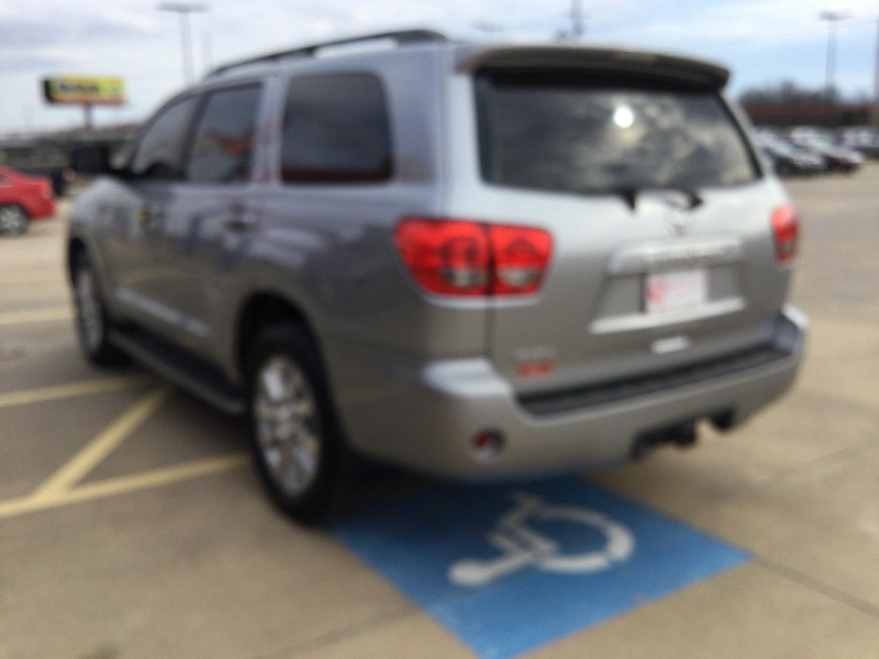 Toyota Sequoia RWD V8 6-Spd AT SR5 (Natl) 2010