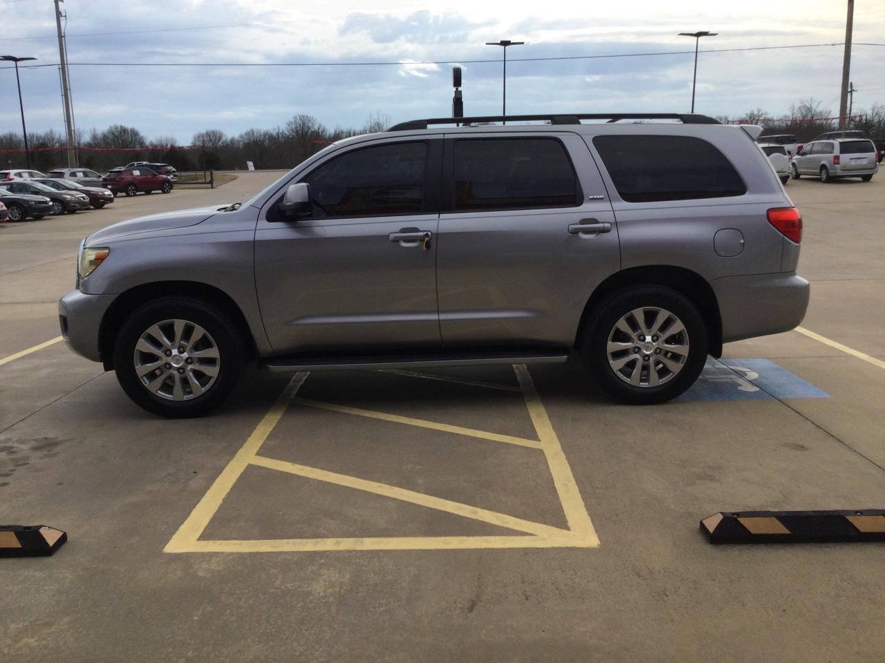 Toyota Sequoia RWD V8 6-Spd AT SR5 (Natl) 2010