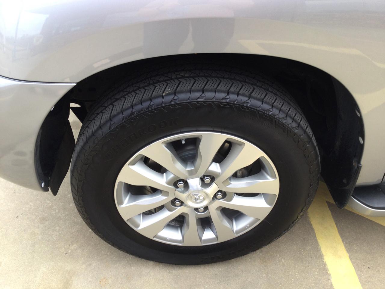 Toyota Sequoia RWD V8 6-Spd AT SR5 (Natl) 2010