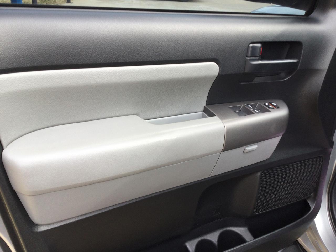 Toyota Sequoia RWD V8 6-Spd AT SR5 (Natl) 2010