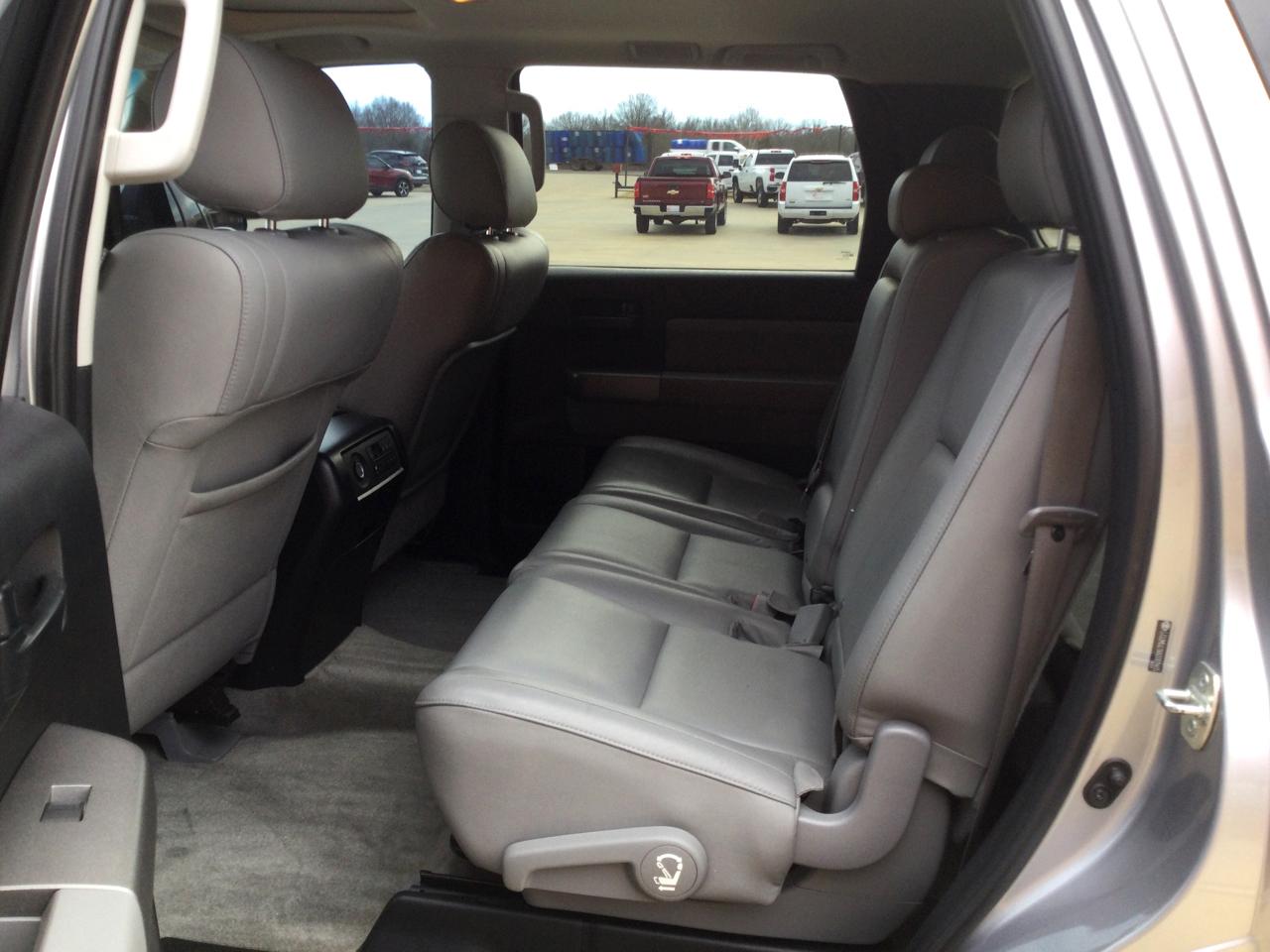 Toyota Sequoia RWD V8 6-Spd AT SR5 (Natl) 2010