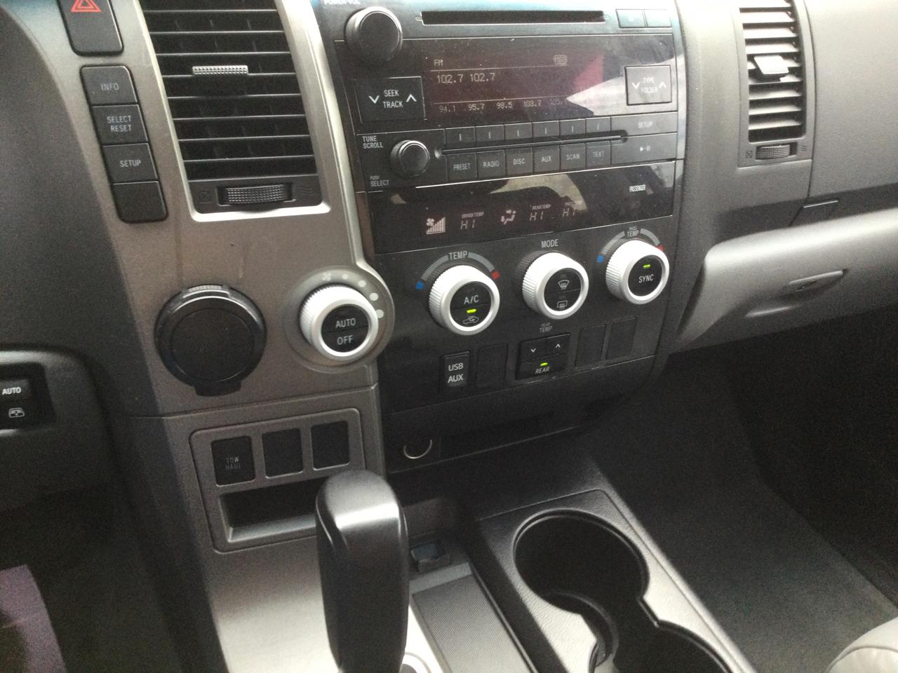 Toyota Sequoia RWD V8 6-Spd AT SR5 (Natl) 2010