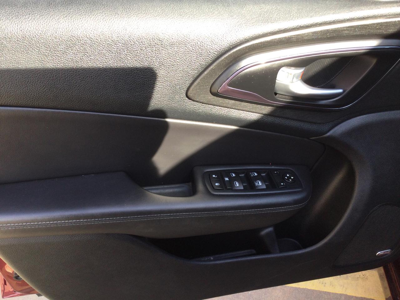 Chrysler 200 4dr Sdn S AWD 2016