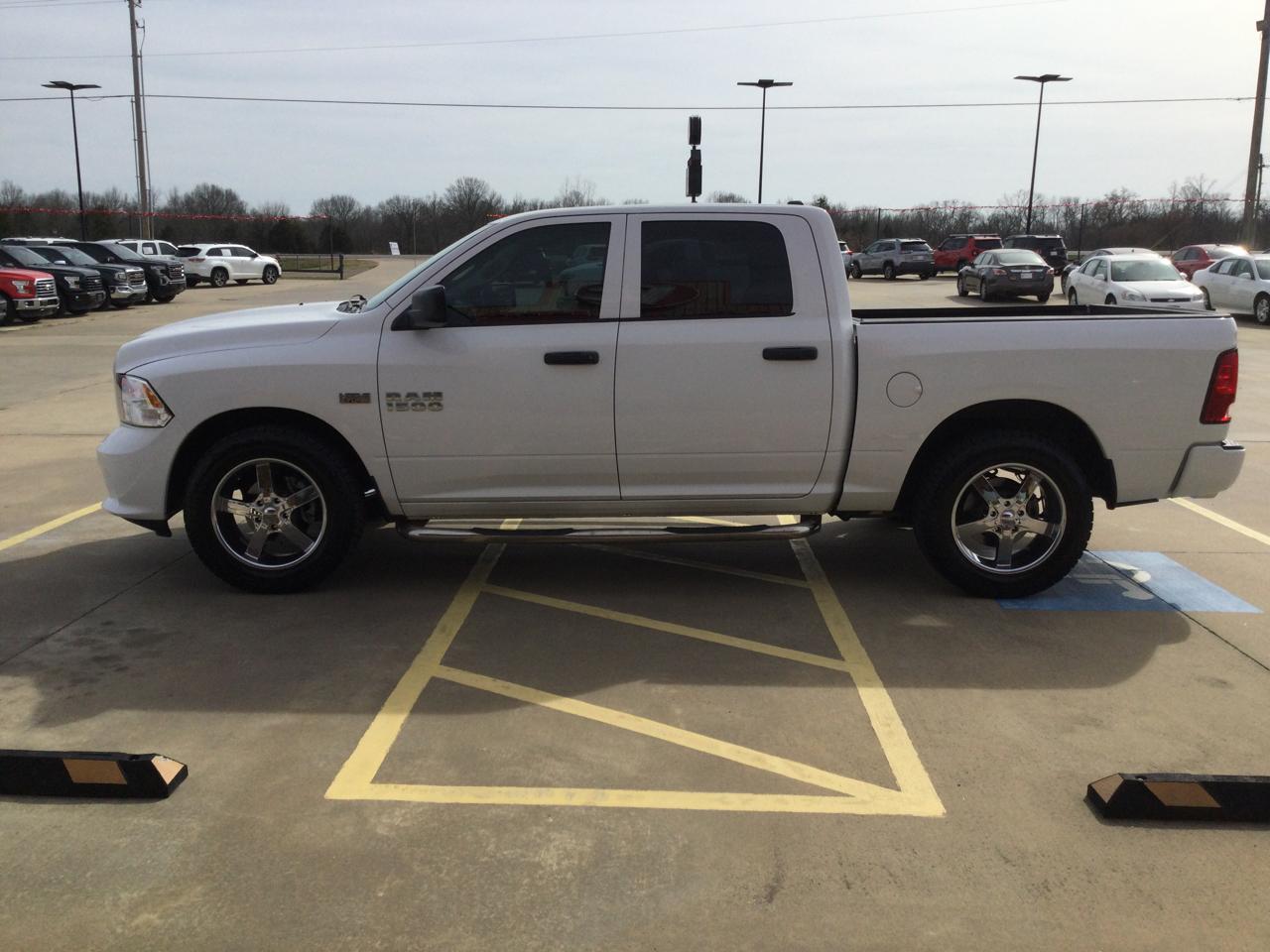 RAM 1500 2WD Crew Cab 140.5" Express 2015