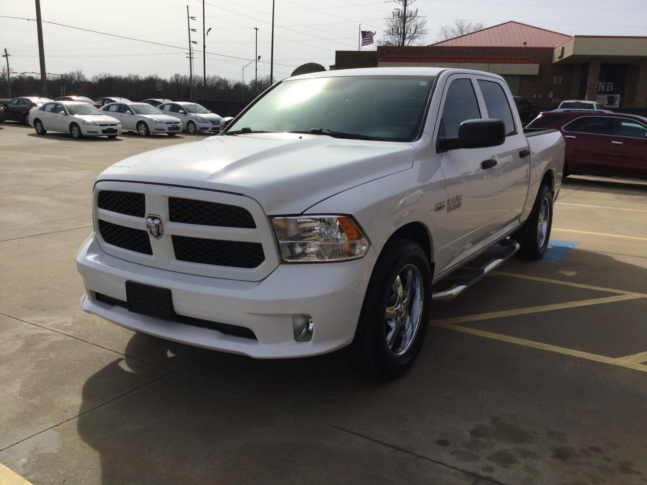 RAM 1500 2WD Crew Cab 140.5" Express 2015