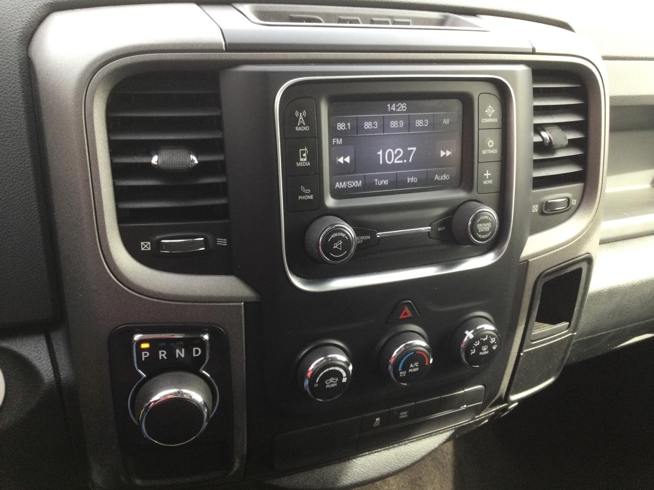 RAM 1500 2WD Crew Cab 140.5" Express 2015