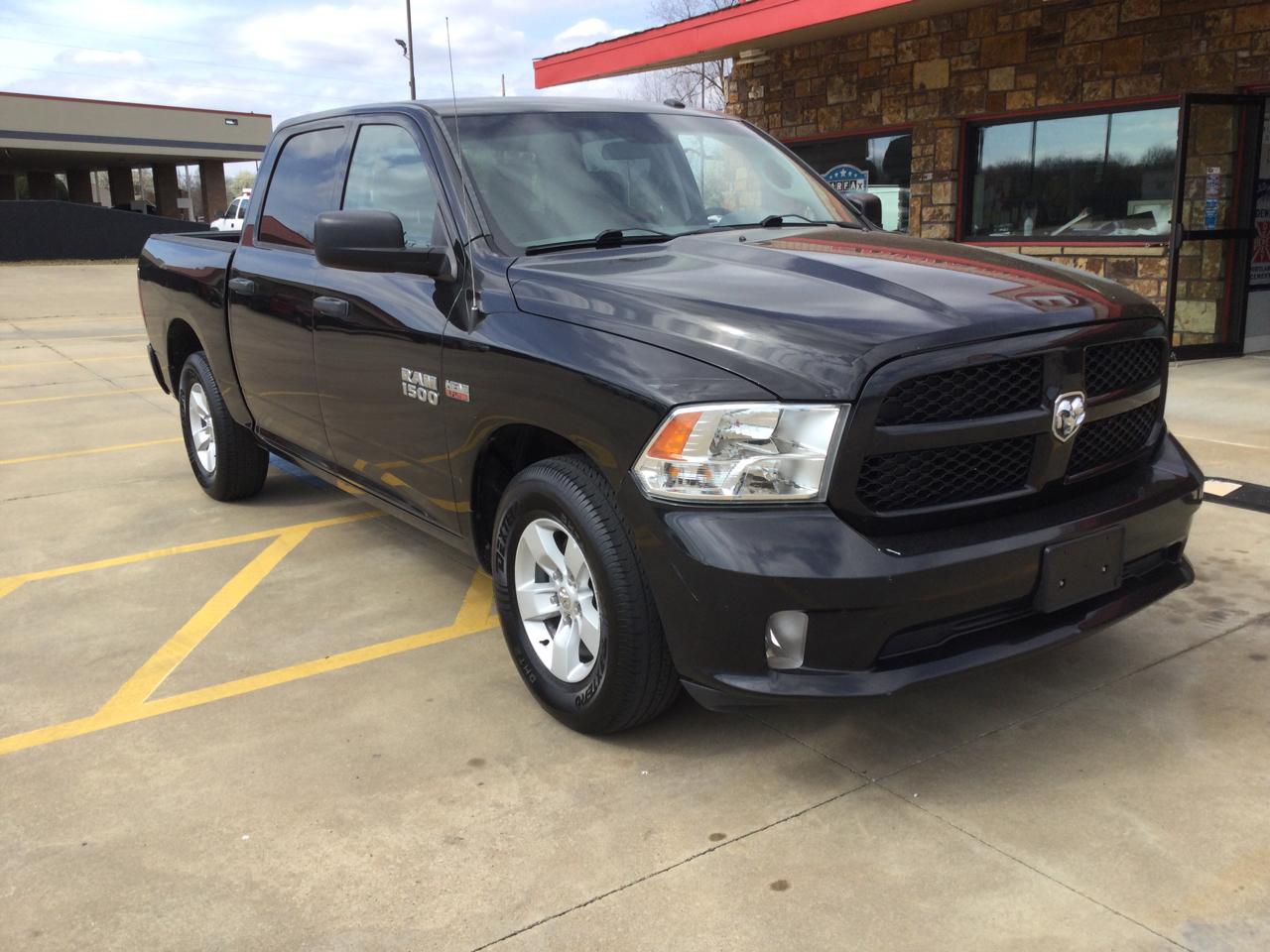 RAM 1500 Express 4x2 Crew Cab 5'7" Box 2017
