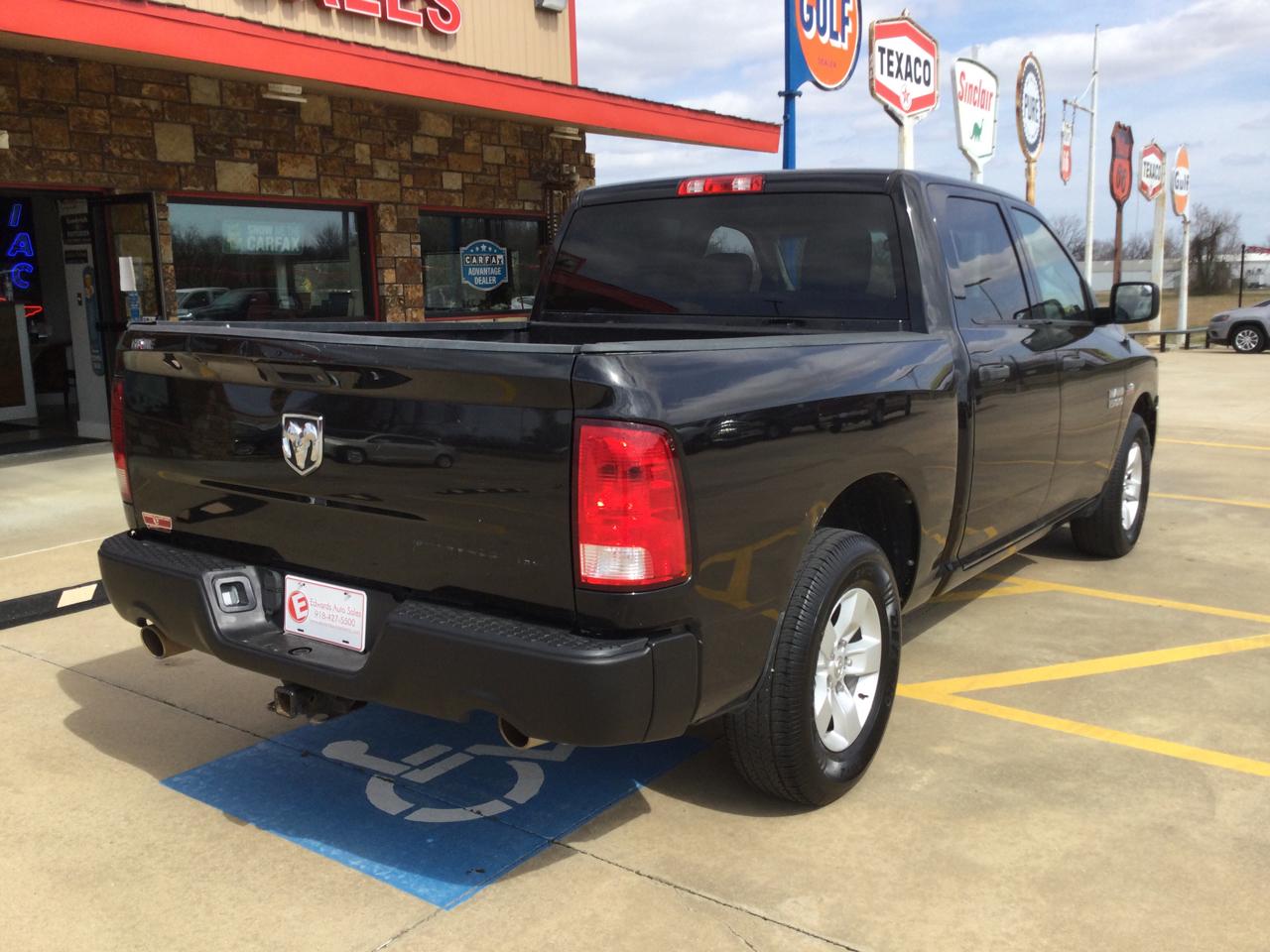 RAM 1500 Express 4x2 Crew Cab 5'7" Box 2017