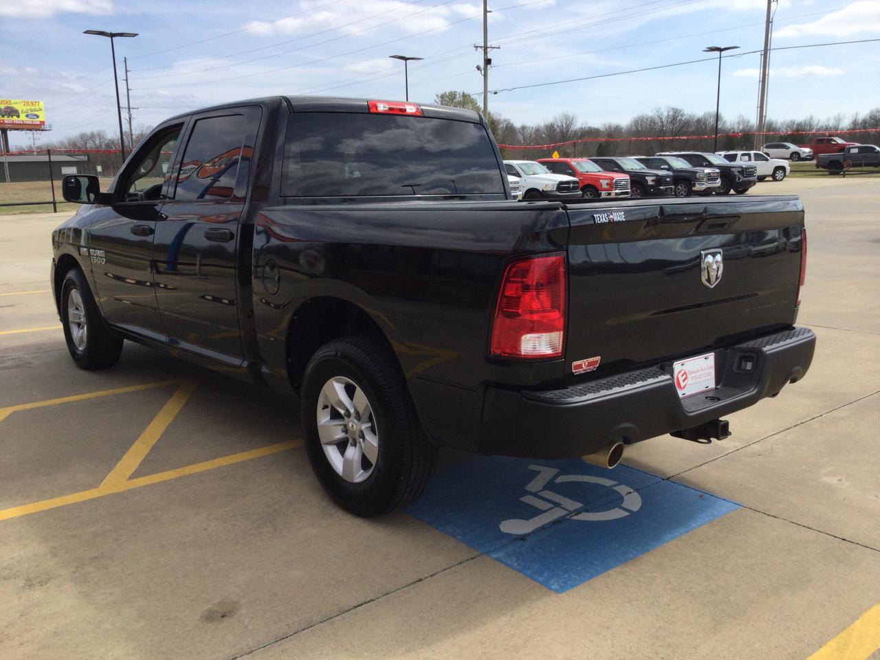 RAM 1500 Express 4x2 Crew Cab 5'7" Box 2017