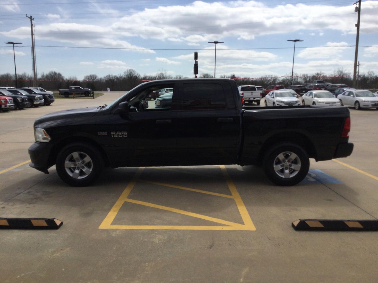 RAM 1500 Express 4x2 Crew Cab 5'7" Box 2017