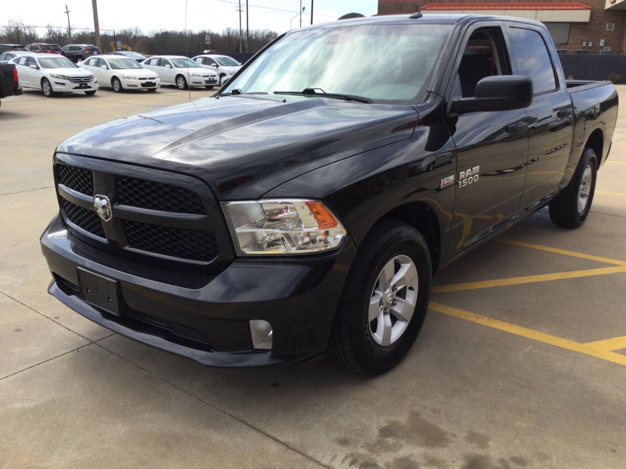 RAM 1500 Express 4x2 Crew Cab 5'7" Box 2017