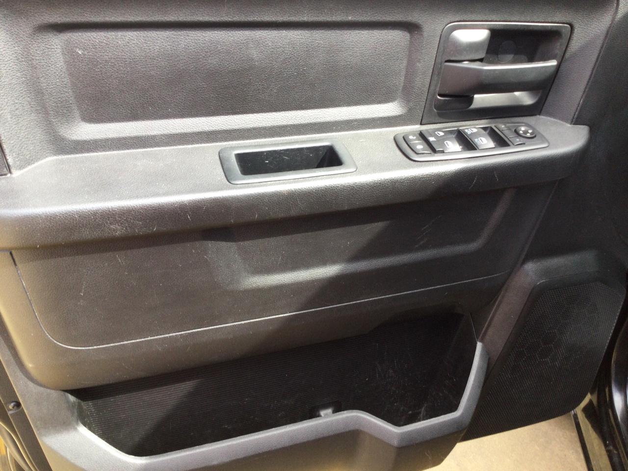 RAM 1500 Express 4x2 Crew Cab 5'7" Box 2017