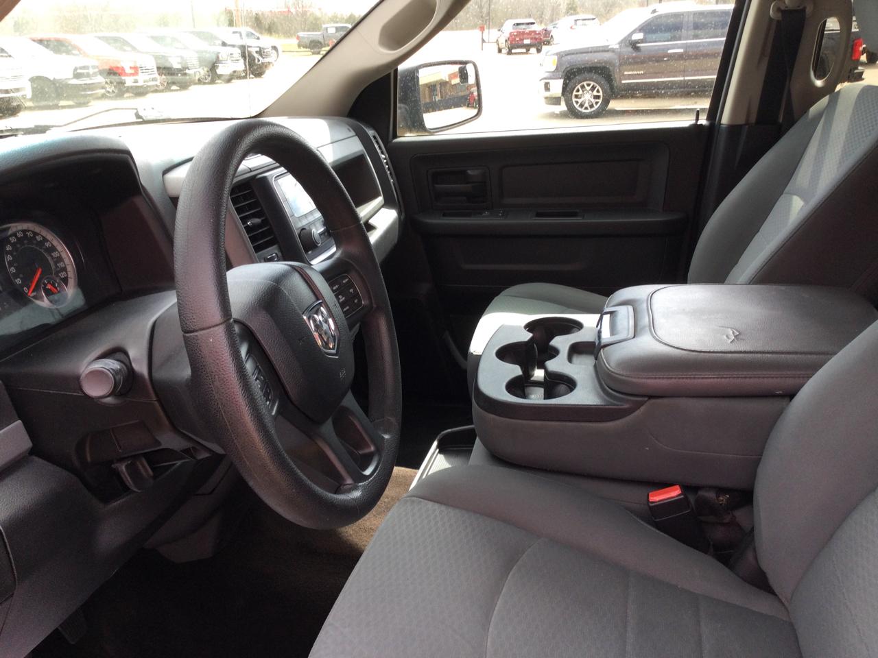 RAM 1500 Express 4x2 Crew Cab 5'7" Box 2017