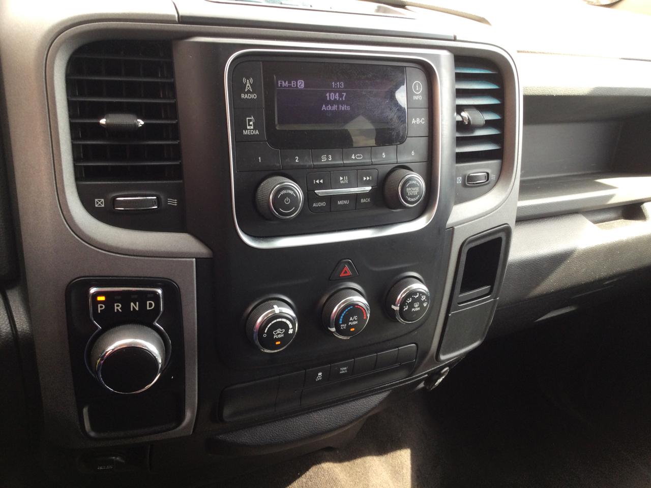 RAM 1500 Express 4x2 Crew Cab 5'7" Box 2017