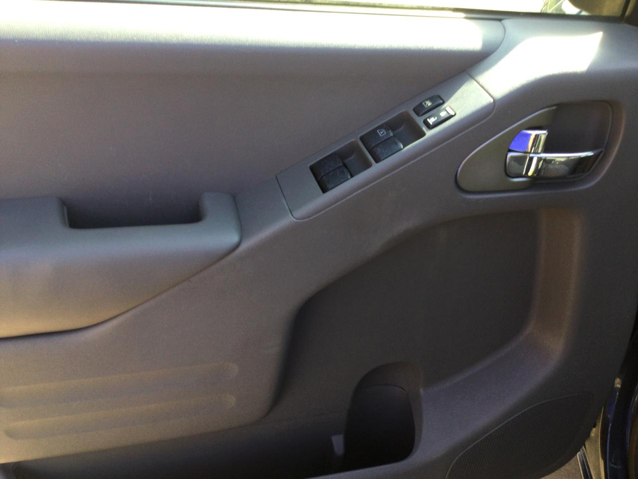 Nissan Frontier 4WD Crew Cab SWB Auto SV 2015