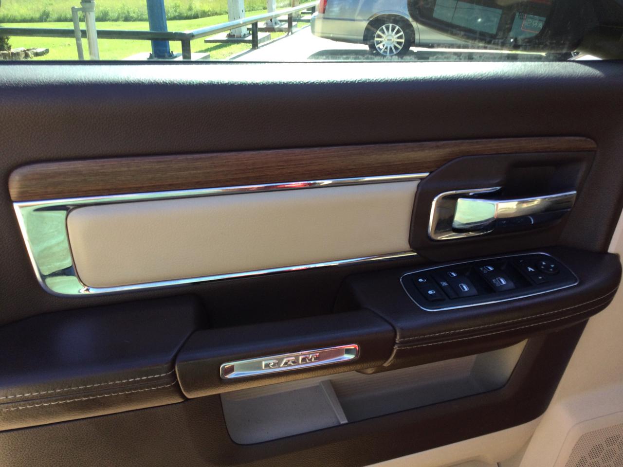 RAM 1500 4WD Crew Cab 140.5" Laramie 2013