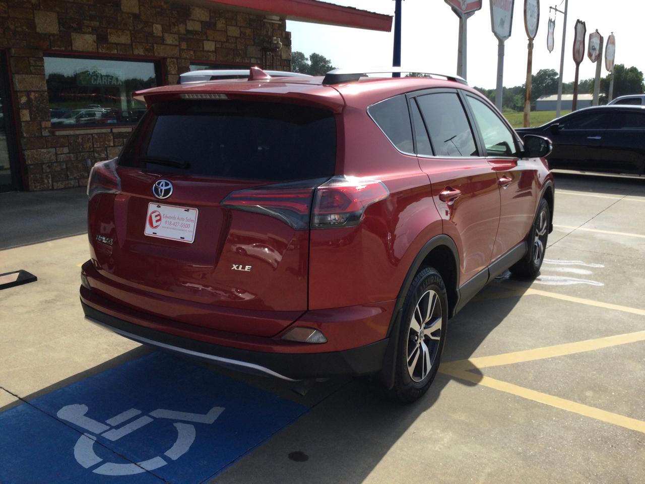Toyota RAV4 XLE FWD (Natl) 2017